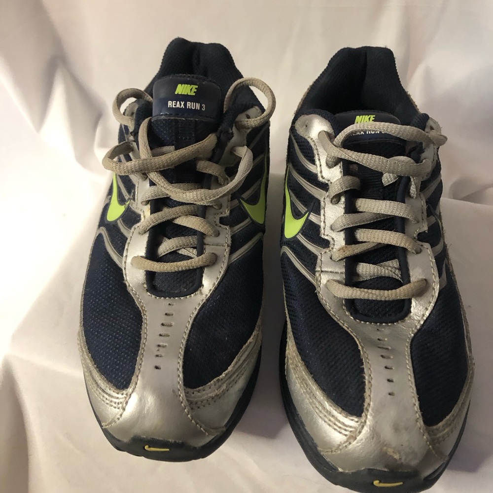 Nike Boy’s Dark blue and Silver Running Shoes sz 3youth